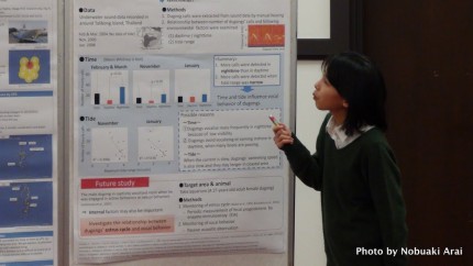 院生によるポスター発表（左）と質問をするインドネシア水産局の研究者