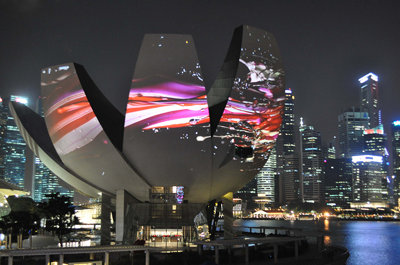 シンガポールのアートサイエンスミュージアムでの「サウンドオブいけばな」のプロジェクションマッピングProjection mapping of“Sound of Ikebana”at Art Science Museum in Singapore 2014.
